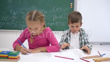 学校的爱，同学在上<strong>课</strong>时在桌子上写字，然后看镜头，在黑板的背景上<strong>微</strong>笑